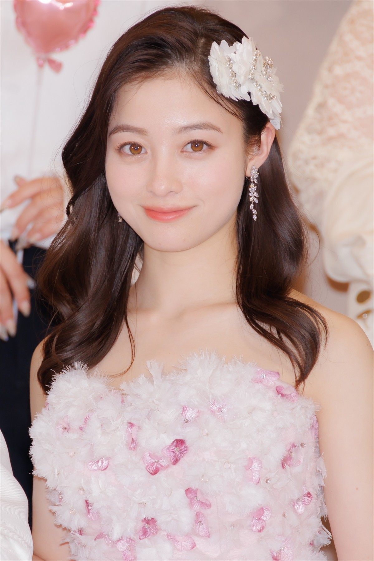 橋本環奈との“結婚会見”に山田涼介「恥ずかしさが一番ありました」