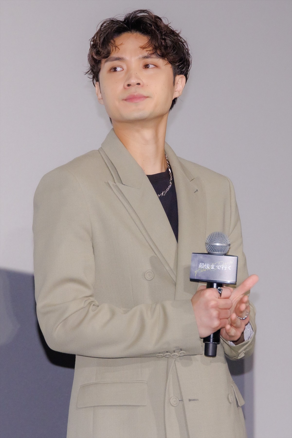 岡田准一、綾野剛は“覚悟を強いてくる役者”「本当に車をぶつけてくるかもしれない」
