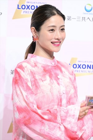 石原さとみ、「ロキソニンSプレミアムファイン」新CM発表会に登場