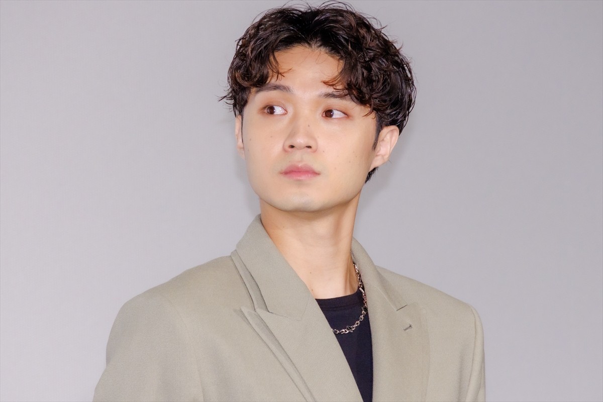 岡田准一、綾野剛は“覚悟を強いてくる役者”「本当に車をぶつけてくるかもしれない」