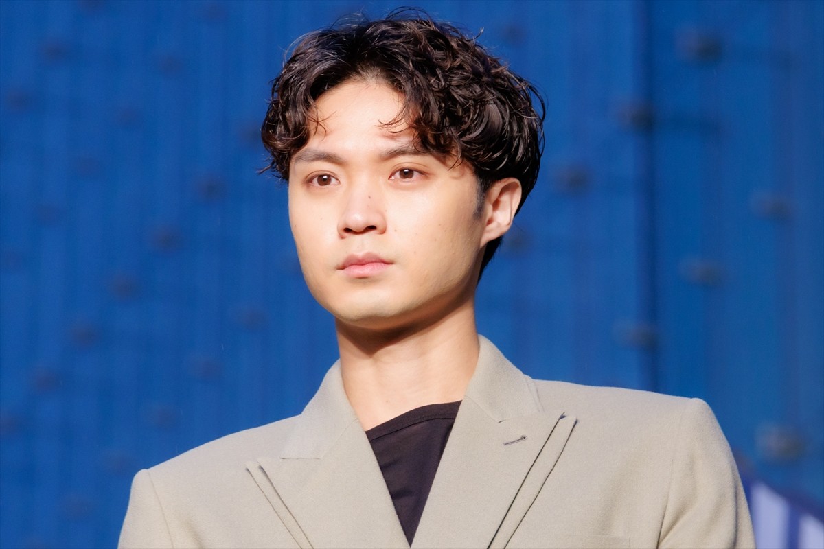 岡田准一、綾野剛は“覚悟を強いてくる役者”「本当に車をぶつけてくるかもしれない」