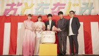 映画『おとななじみ』初日舞台あいさつに登壇した（左から）浅川梨奈、久間田琳加、HiHi Jets・井上瑞稀、萩原利久、高橋洋人監督