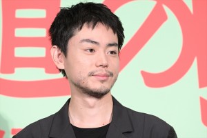 菅田将暉、映画『銀河鉄道の父』初日舞台挨拶に登場