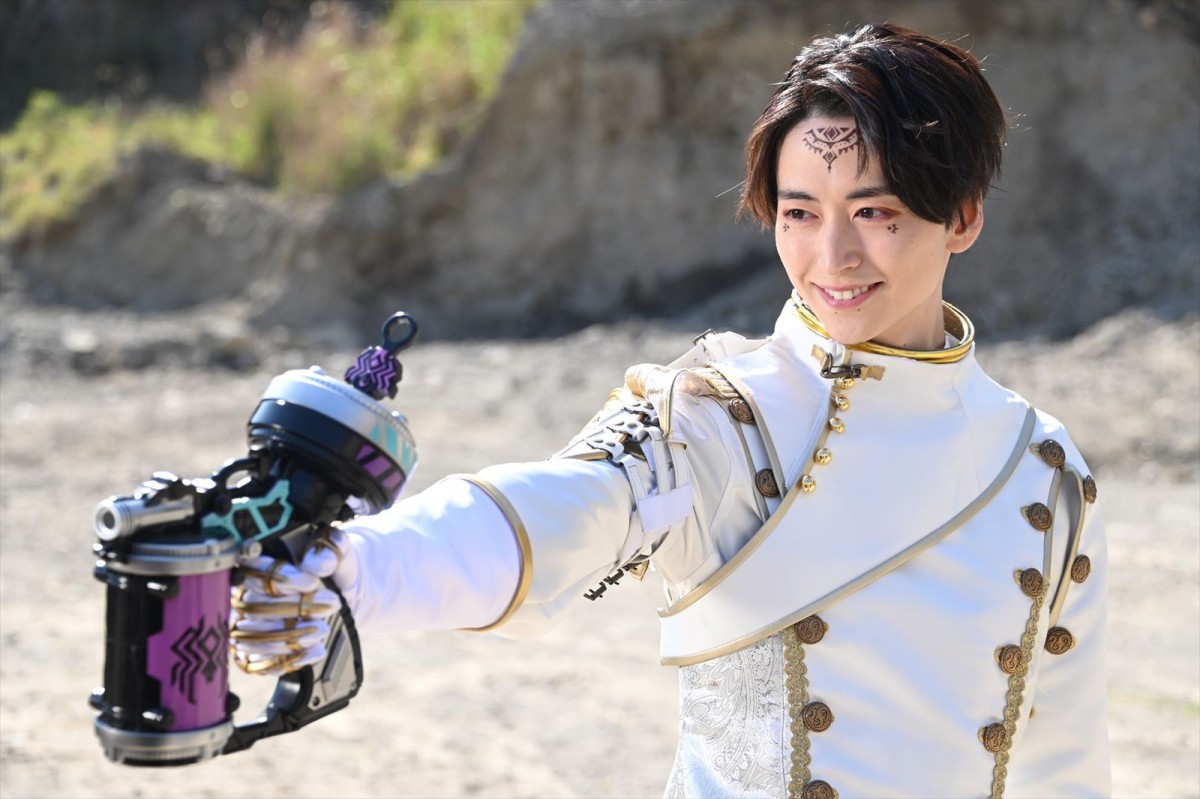 『王様戦隊キングオージャー』第11話「怪奇！クモ仮面の男」、謎の蜘蛛仮面をつけた新戦士登場