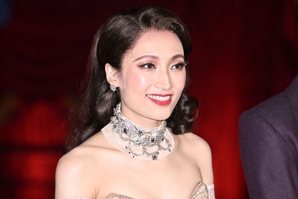 元宝塚トップスター望海風斗、ドレスまとう役に対し父の反応は「息子が急に娘になったみたい」