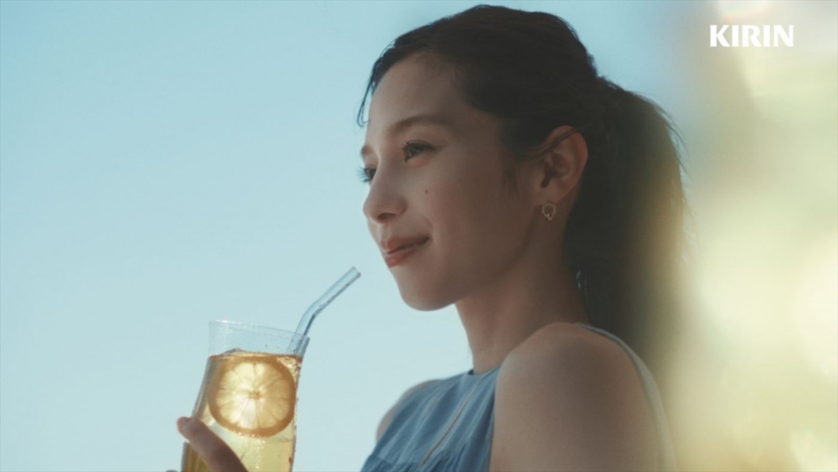 Snow Man・目黒蓮、中条あやみ『午後の紅茶』新CM出演＆コメント到着　CM曲は山下達郎の書き下ろし