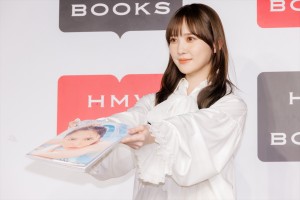 1st写真集『＃会いたい』発売記念会見に登場した日向坂46・加藤史帆