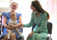キャサリン妃、グリーンのレオパード柄ワンピで赤ちゃんと交流