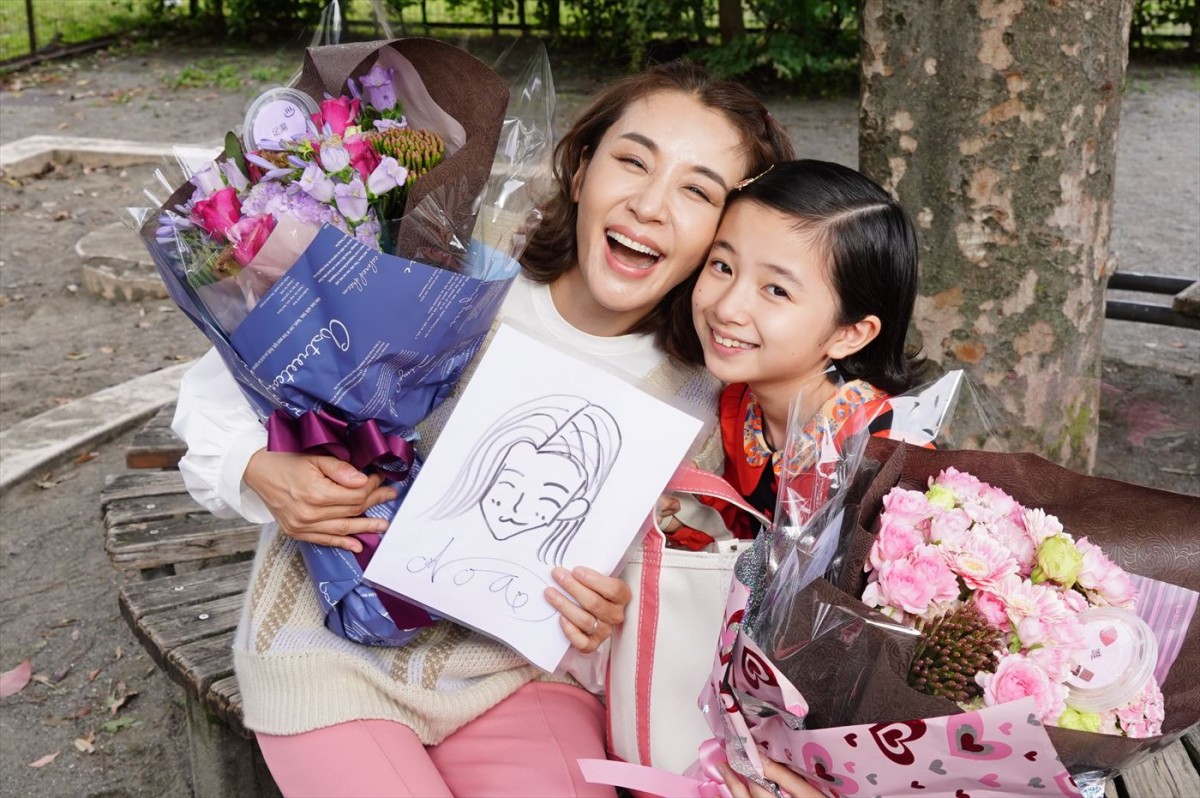 ドラマ『Dr.チョコレート』のクランクアップを迎えた(左から)鈴木紗理奈、白山乃愛