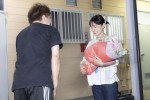 ドラマ『あなたがしてくれなくても』のクランクアップを迎えた奈緒、西谷弘監督から花束を渡され笑顔