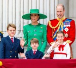 手を叩くルイ王子　トゥルーピング・ザ・カラーにて
