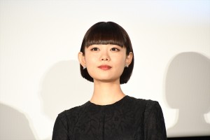 杉咲花、映画『大名倒産』公開初日舞台挨拶に登場