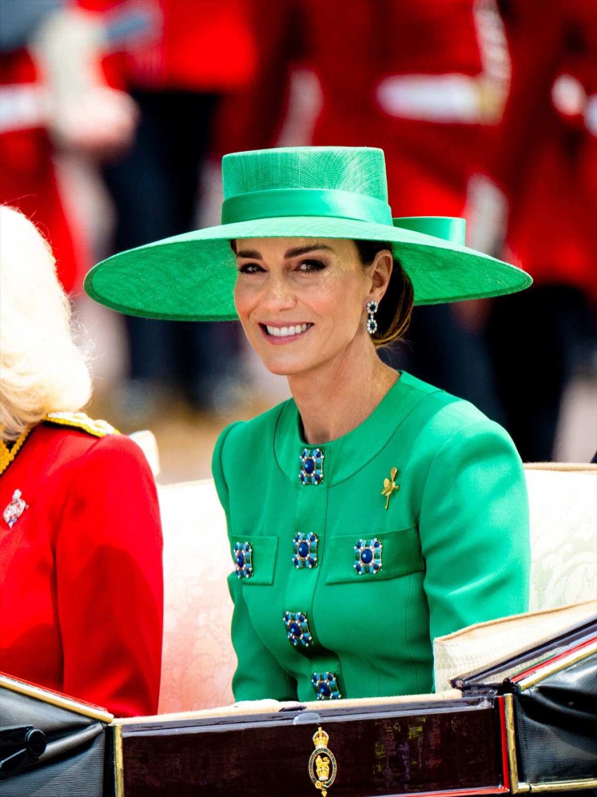 ジョージ王子＆ルイ王子、おそろいの赤ネクタイでトゥルーピング・ザ・カラーに 