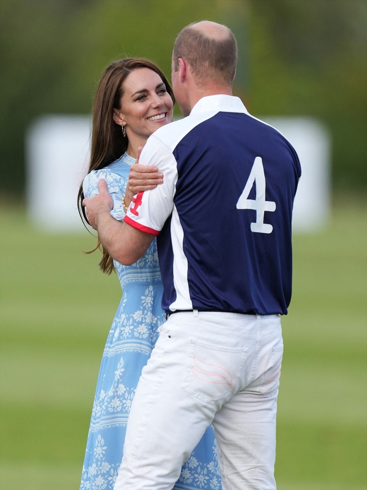 英キャサリン妃、ポロの試合で勝利したウィリアム皇太子をキスでお祝い