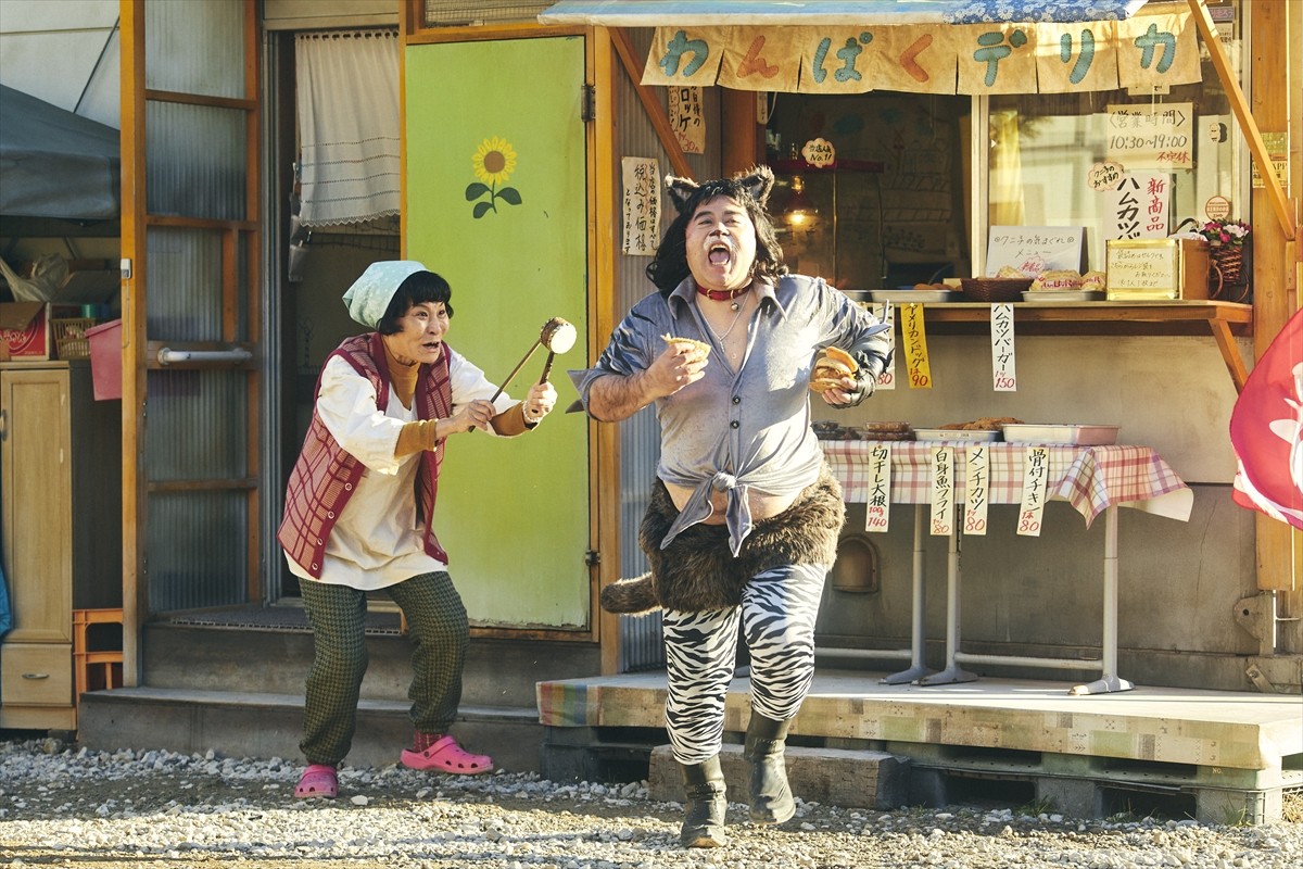 皆川猿時、クドカン新作『季節のない街』に出演！　擬人化後のネコ役で