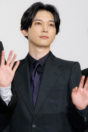 吉沢亮、映画『キングダム 運命の炎』公開初日舞台挨拶に登場