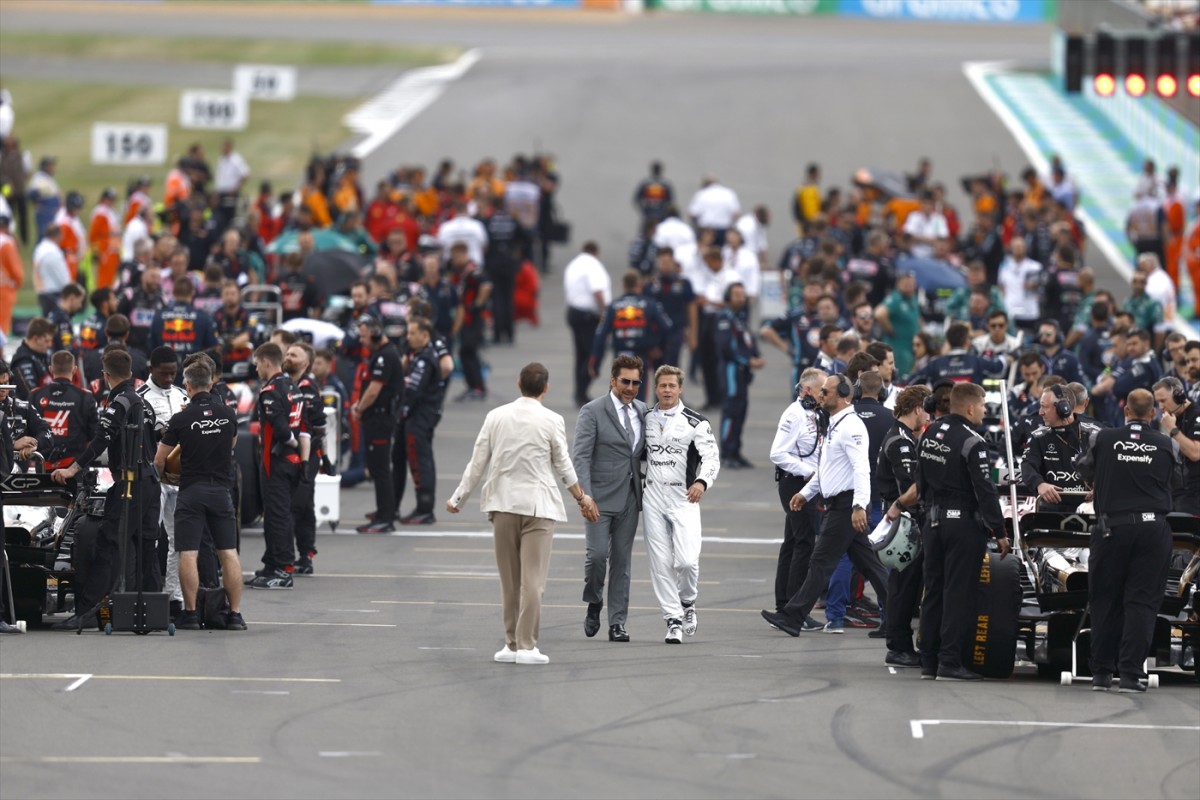 レーサー姿のブラピがかっこいい！　イギリスGPでF1映画を撮影