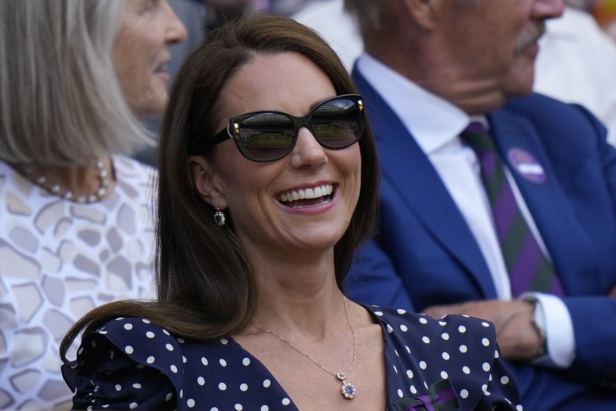 キャサリン妃、最近のお気に入りはポルカドット？　水玉ワンピの着回しコーデで公務に