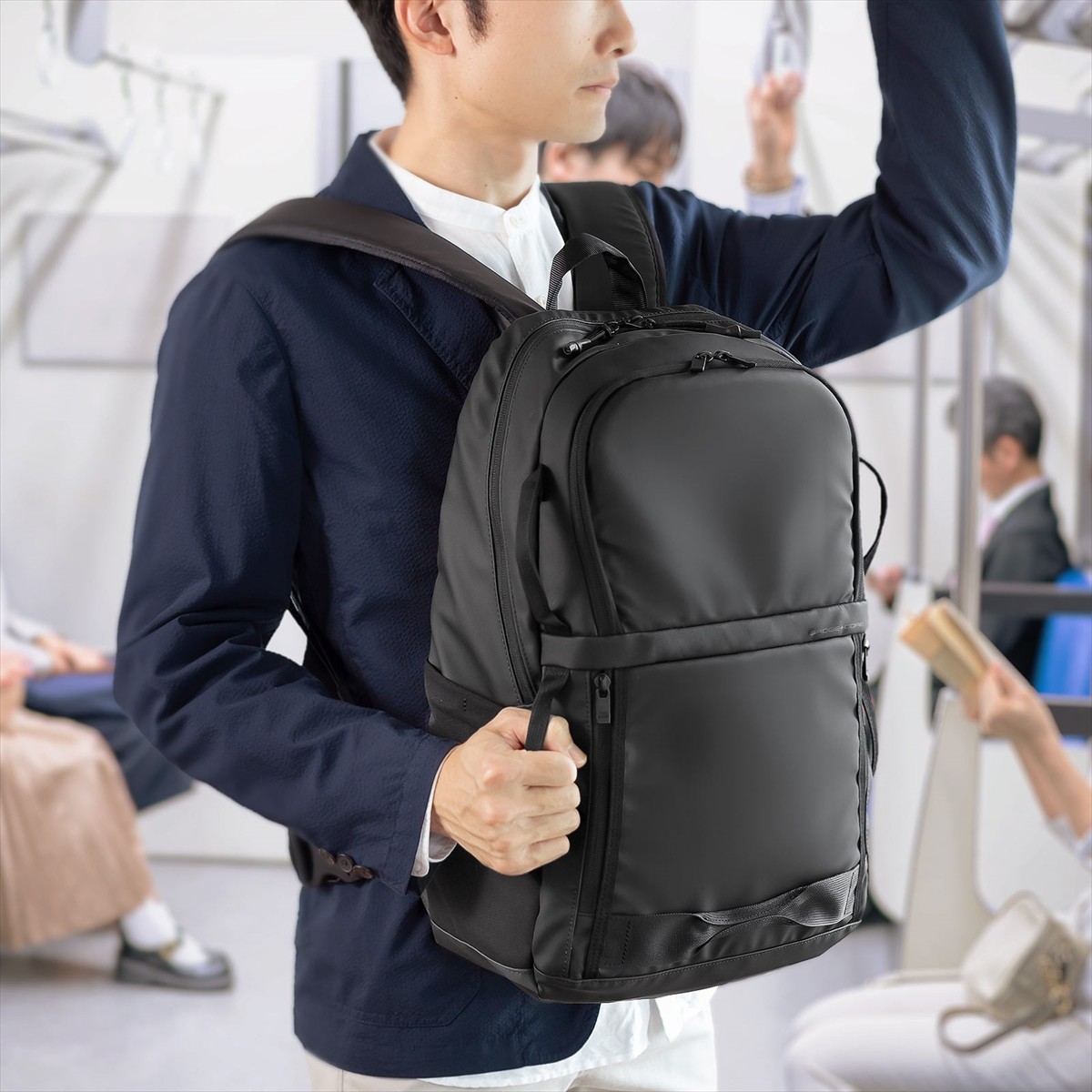前持ちを極めた「ビジネスリュック」発売！　前ポケットはスマホスタンドとして使える