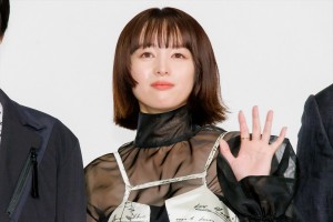 清野菜名、映画『キングダム 運命の炎』公開初日舞台挨拶に登場