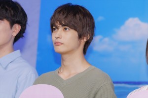 神尾楓珠、月9ドラマ『真夏のシンデレラ』制作発表会見に登場