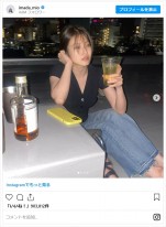 ウイスキーをのんでほろ酔いの今田美桜　※「今田美桜」インスタグラム