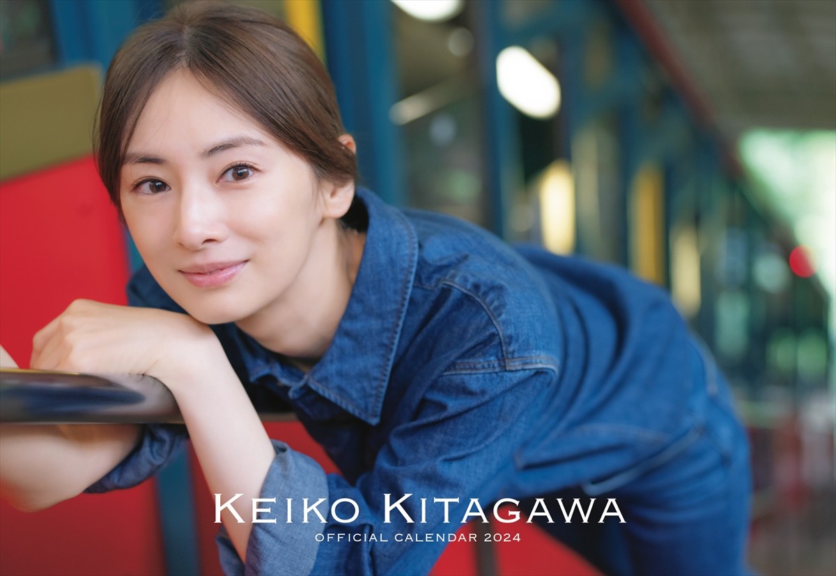 北川景子、本日誕生日！　オフィシャルカレンダー2024の表紙＆特典カット公開　デビュー20周年彩るコンテンツも続々解禁