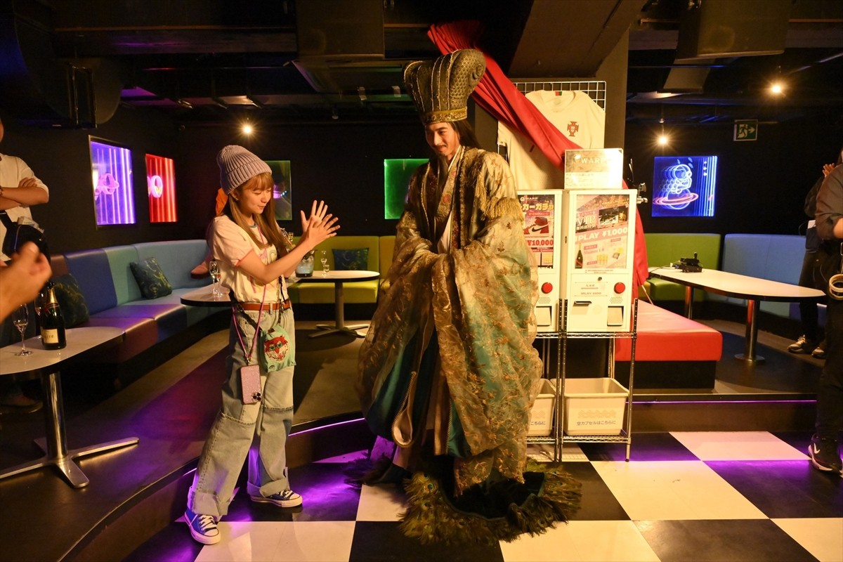 向井理“諸葛孔明”、神々しいオーラでクラブに降臨！　『パリピ孔明』撮影潜入レポ