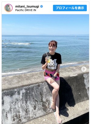 テレ朝・三谷紬アナ、短パン姿でビーチを満喫　“夏女”ショットに「海が似合いますね」の声