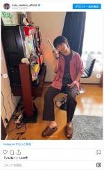 自室セットでモデルガンを手にした加藤　※「加藤清史郎」インスタグラム