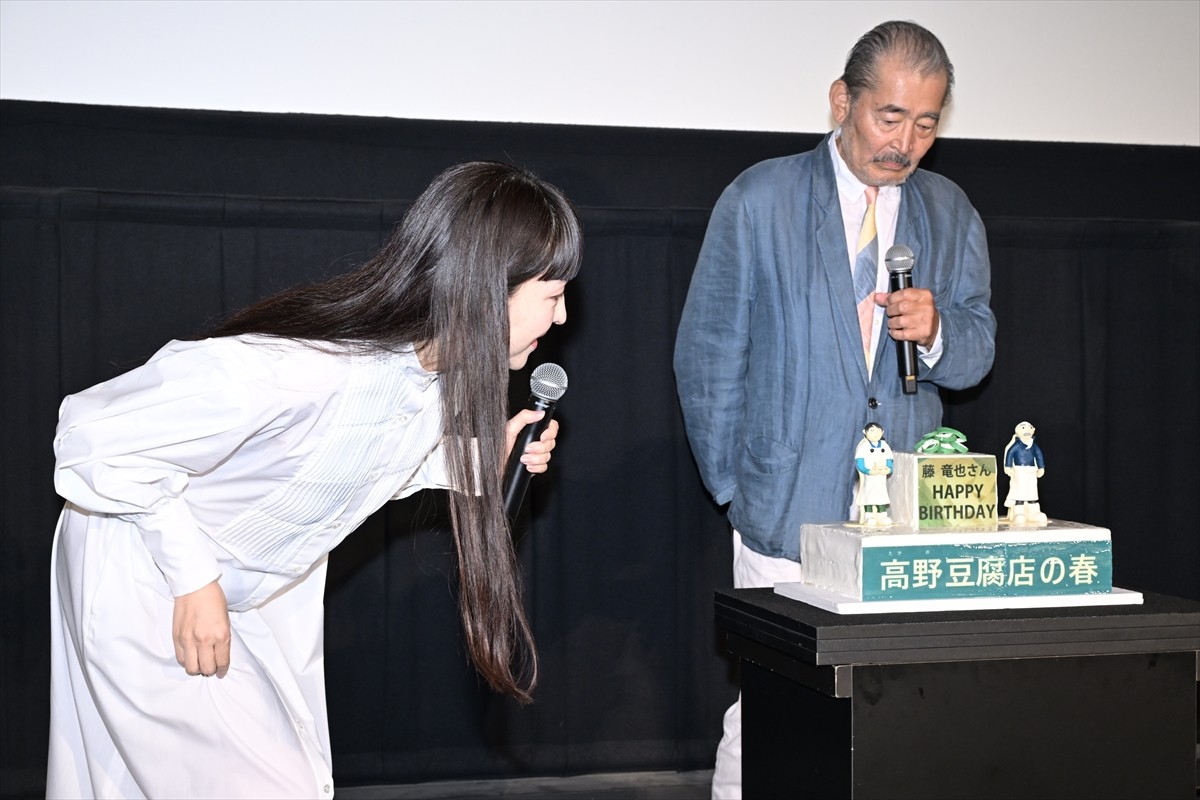 藤竜也、82歳を目前にした舞台挨拶は「贅沢の極み」　娘役の麻生久美子らが祝福