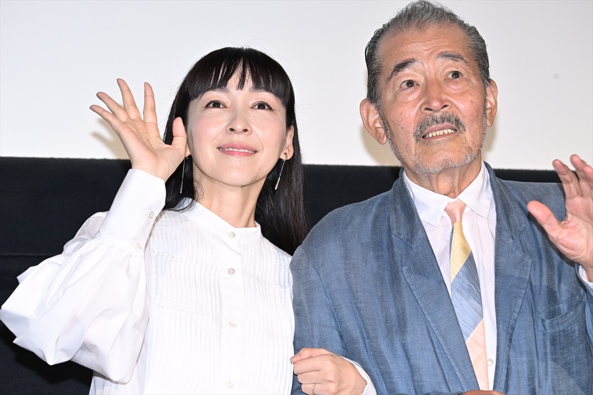 藤竜也、82歳を目前にした舞台挨拶は「贅沢の極み」　娘役の麻生久美子らが祝福