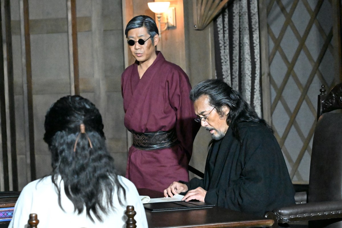 『VIVANT』二宮和也、拷問中にスマホ操作　視聴者ツッコミ「パズドラしてる？」