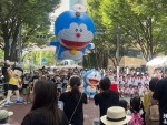 「テレビ朝日・六本木ヒルズ SUMMER STATION」ドラえもんのバルーンパレードの様子