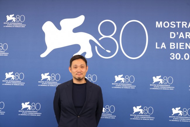 第80回ヴェネチア国際映画祭フォトコールに登場した濱口竜介監督