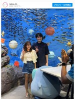 【写真】“夏海”森七菜＆“健人”間宮祥太朗、水族館デートオフショが「お似合いすぎる」＜真夏のシンデレラ＞