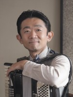 連続テレビ小説『ブギウギ』に出演するえなりかずき