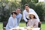 テレビ朝日 ドラマスペシャル『友情～平尾誠二と山中伸弥「最後の一年」～』より山中伸弥・知佳夫妻（滝藤賢一・吉瀬美智子）と平尾誠二・惠子夫妻（本木雅弘・石田ゆり子）