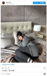 TWICE・MOMO、純白パジャマ姿のベッドサイド写真　※「MOMO（TWICE）」インスタグラム