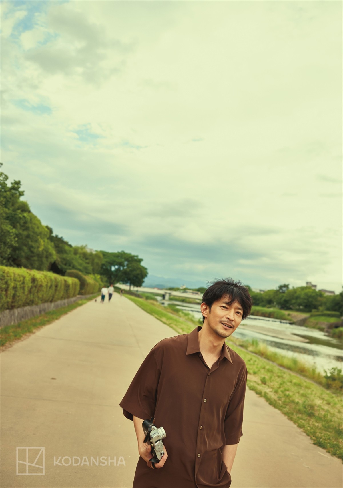 津田健次郎、成熟したオトナの“上質な⾊⾹”あふれる！　写真集『ささやき』発売決定