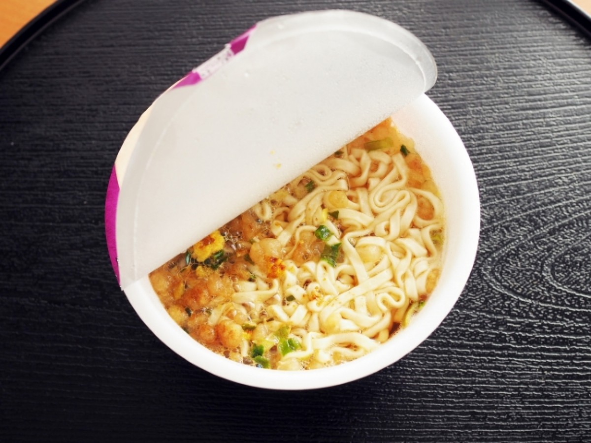 警視庁が“カップ麺のふたが開いちゃう”悩みを解決！　道具いらずの簡単な方法に「目から鱗」と反響