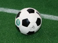 海外サッカーの試合でイエローカードを出された選手、UNOのリバースカードで応戦