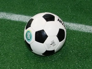 英サッカーの試合でイエローカードを出された選手、まさかの反応に絶賛の声