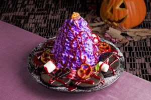 「Eggs ’n Things」ハロウィン限定メニュー登場！　ダークな雰囲気が漂うパンケーキ