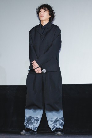 落合モトキ、映画『鯨の骨』初日舞台挨拶に登場