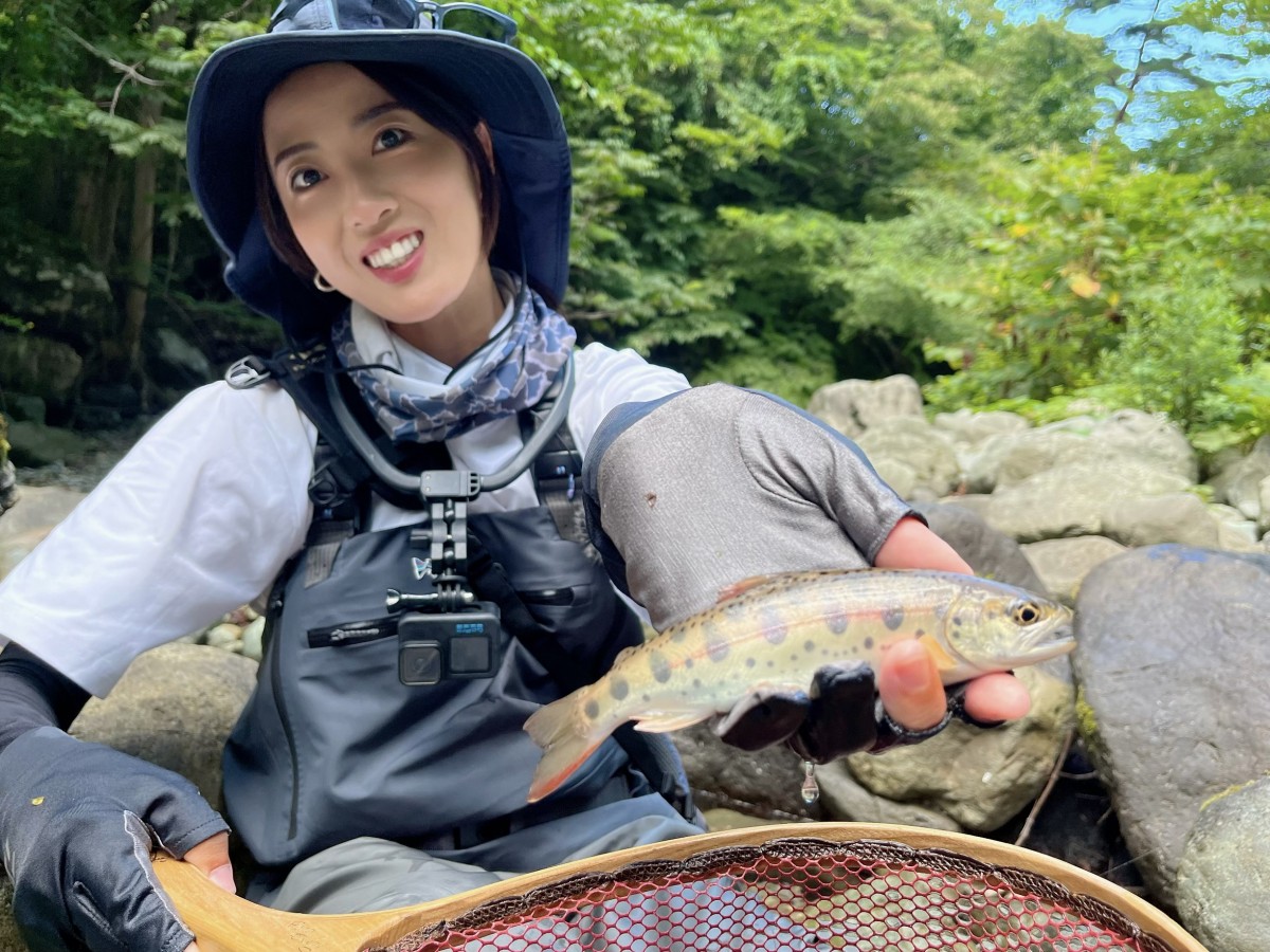 マルチアングラー・“おかまり”岡田万里奈、人気アイドルとのガールズバンドデビューから「メディアで発信する釣り人」になるまで