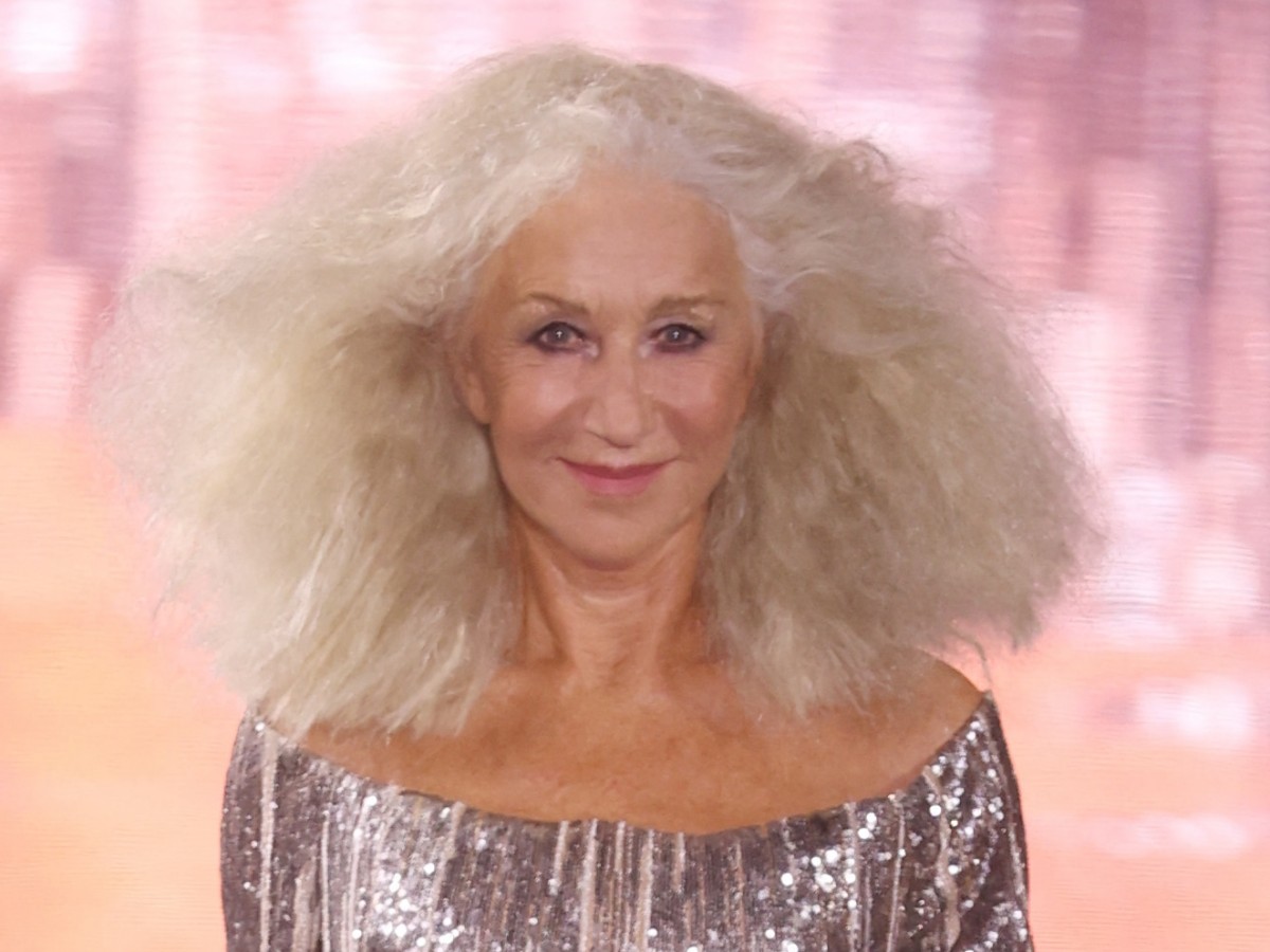 78歳ヘレン・ミレン、ワイルド&ゴージャスなヘアスタイルを披露! パリ・ファッション・ウィークで
