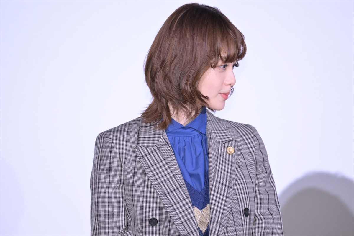 平手友梨奈、ムロツヨシから“殺傷能力が高い言い間違い”暴露され「本当に申し訳なかったです」