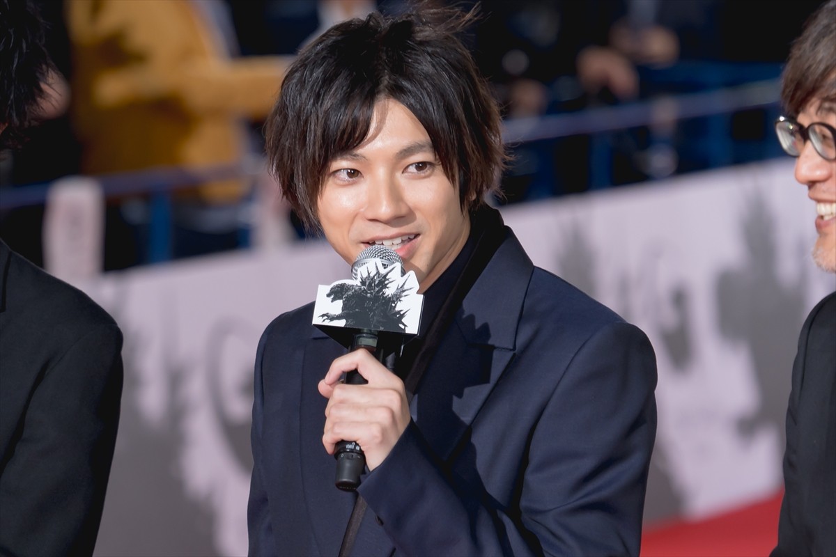 神木隆之介＆浜辺美波、歌舞伎町のレッドカーペットに降臨　“巨大ゴジラトラック”も登場