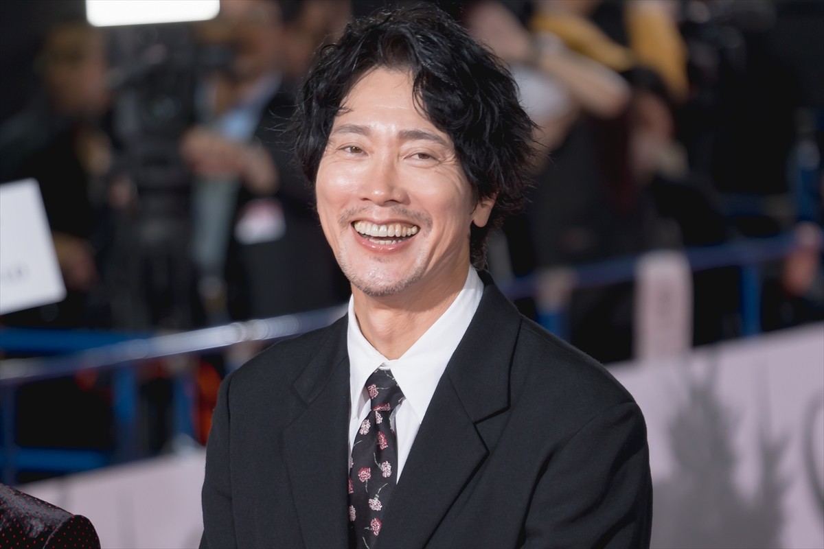 神木隆之介＆浜辺美波、歌舞伎町のレッドカーペットに降臨　“巨大ゴジラトラック”も登場
